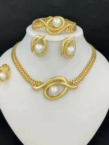 4pcs Gold and Pearl Jewelry Set